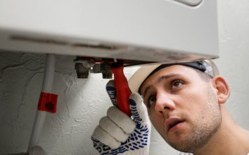 worker-repairing-water-heater-1-qabz6ogo2p17v3yzej2kqm3735xw5zl2pp4twfbtm4